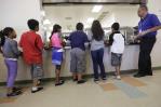 EE. UU. reanuda la detención de familias migrantes tras pausa durante gobierno de Biden