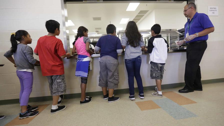 EE. UU. reanuda la detención de familias migrantes tras pausa durante gobierno de Biden