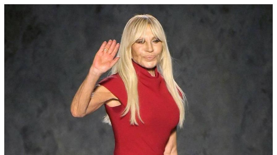 Donatella Versace anuncia que dejará la dirección artística de la icónica casa de moda italiana