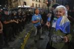 Las barras bravas se unen a la manifestación de los jubilados en Argentina