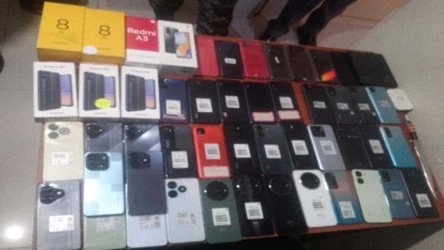 Policía apresa a cuatro haitianos por atraco a una tienda de celulares en SDE