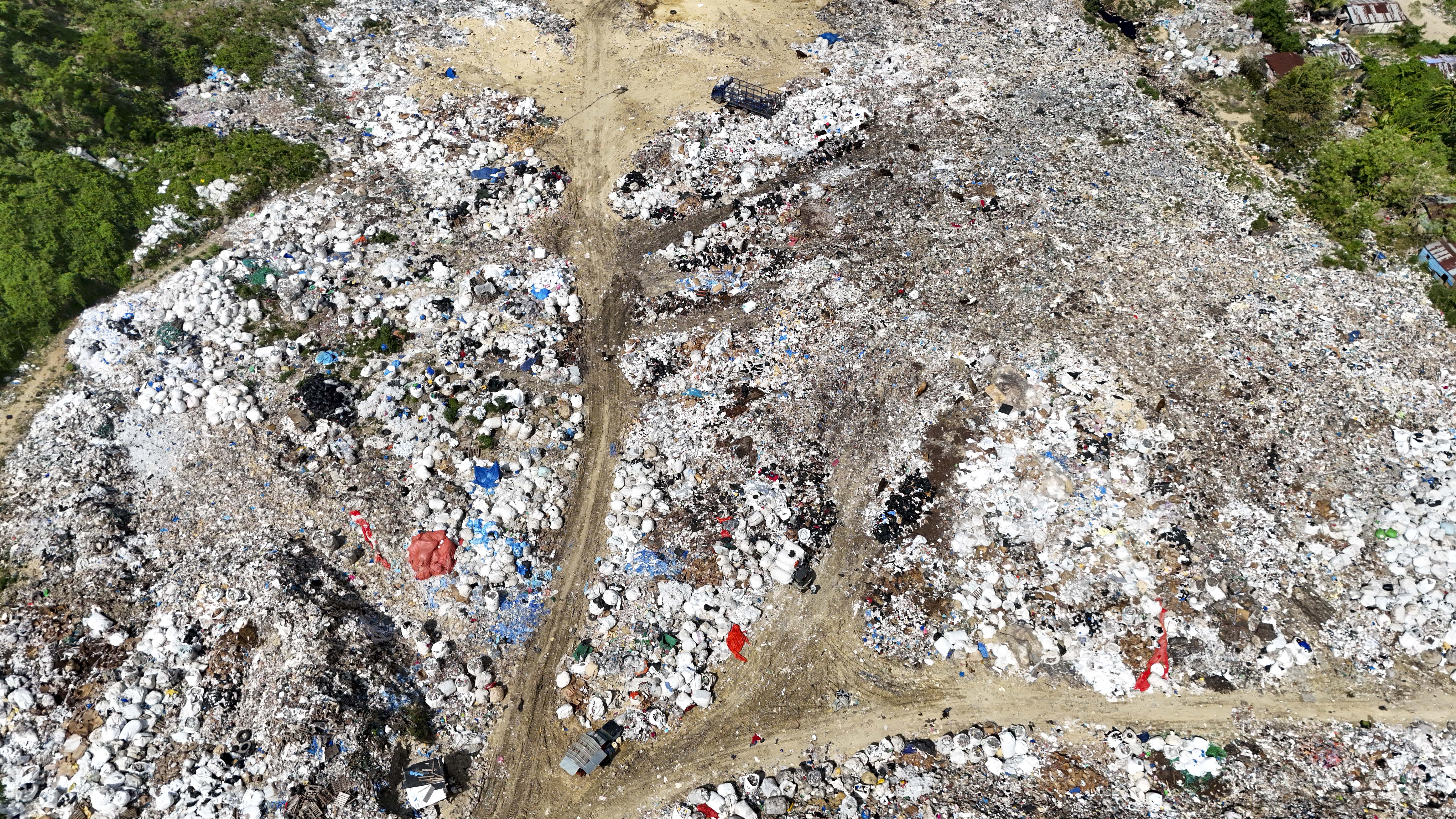 Las autoridades abrieron accesos en la montaña de basura.