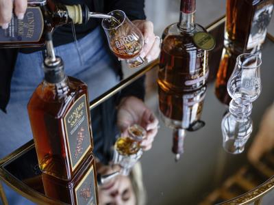 Productores de bourbon temen daños por guerra de aranceles