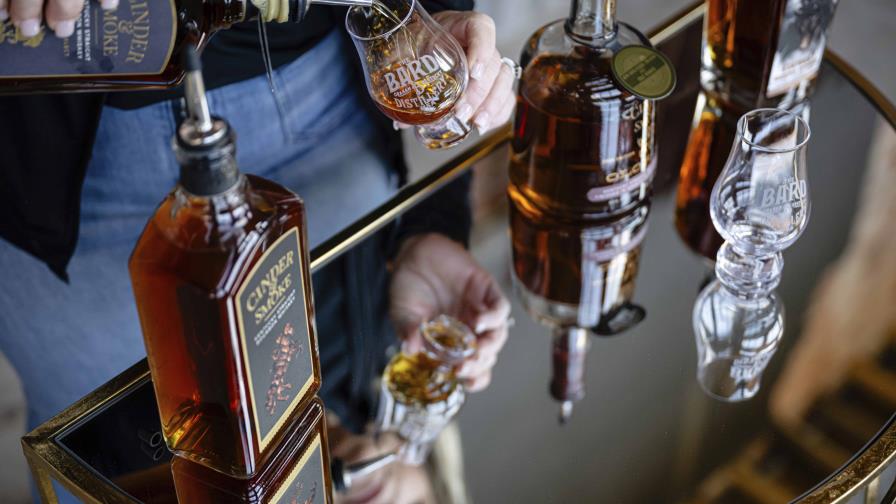 Productores de bourbon de Kentucky temen sufrir daños colaterales en guerra comercial de Trump