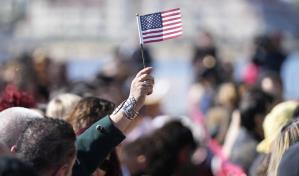 La población en EE. UU. crece solo por los migrantes, algo nunca visto desde 1850