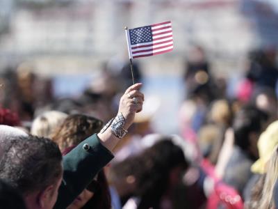 Población de EE.UU. crece solo por migrantes desde 1850