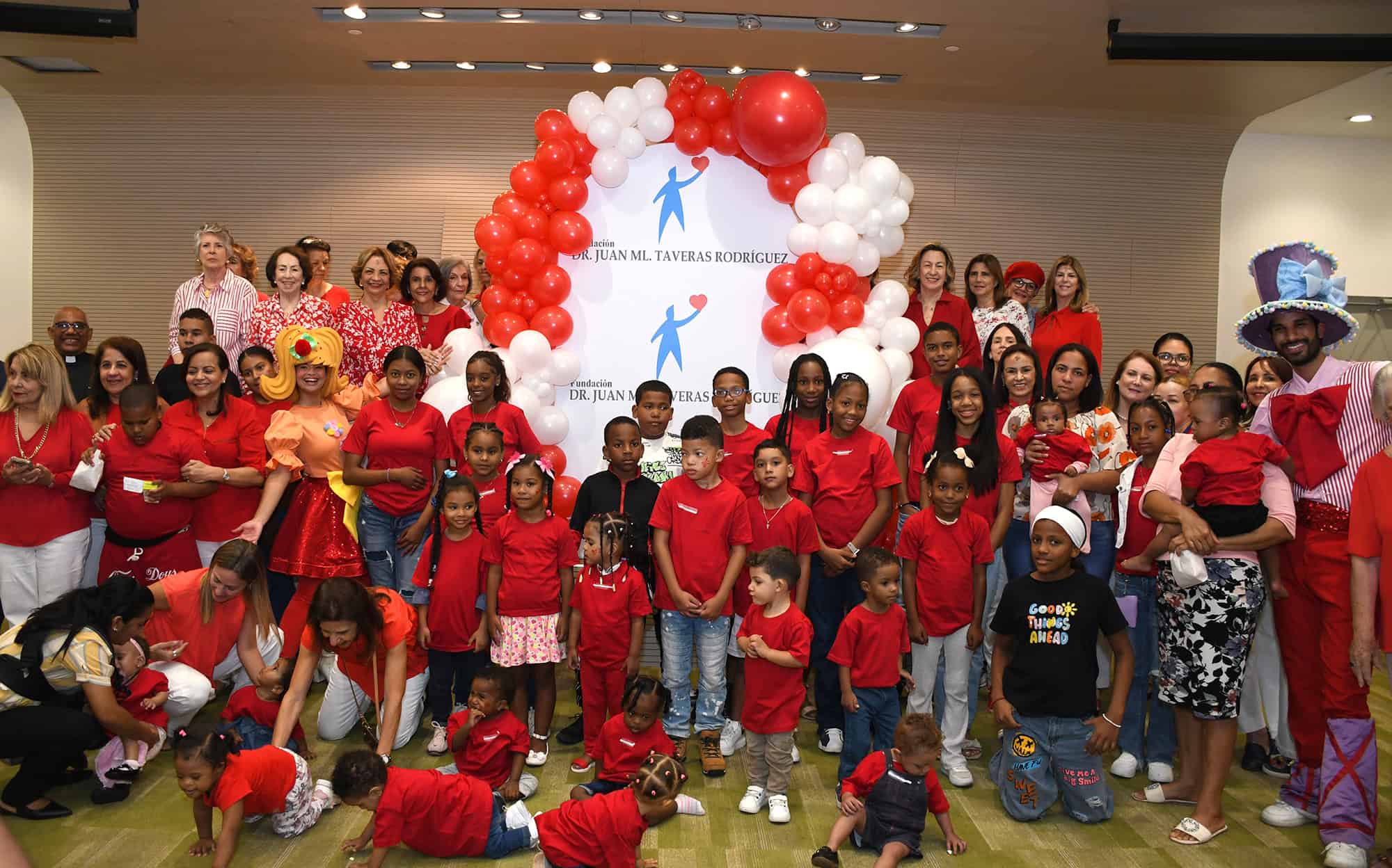 Fotografía grupal de miembros de la fundación, junto a niños y padres  durante a actividad en acción de gracias por la séptima Jornada de Cardiología Pediátrica.