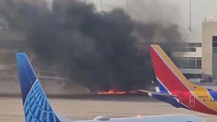 Se incendia avión de American Airlines en aeropuerto de Denver en EE. UU.