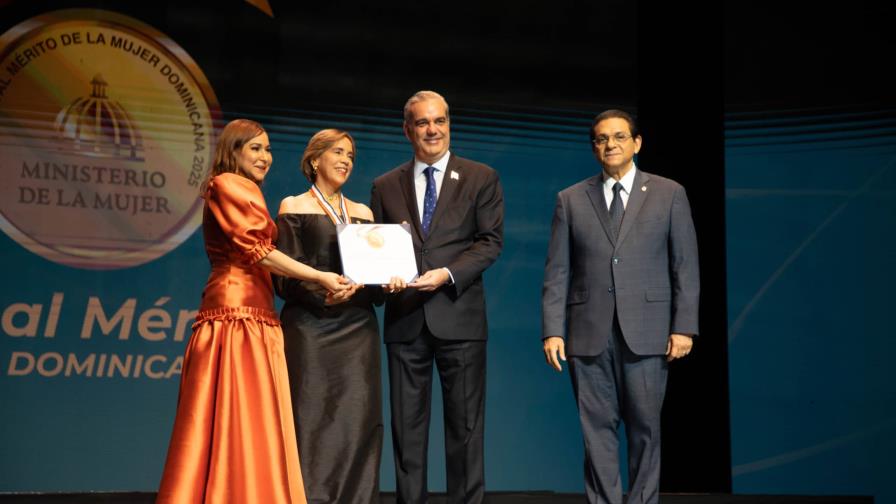 Mercedes Canalda de Beras-Goico recibe la Medalla al Mérito de la Mujer Dominicana