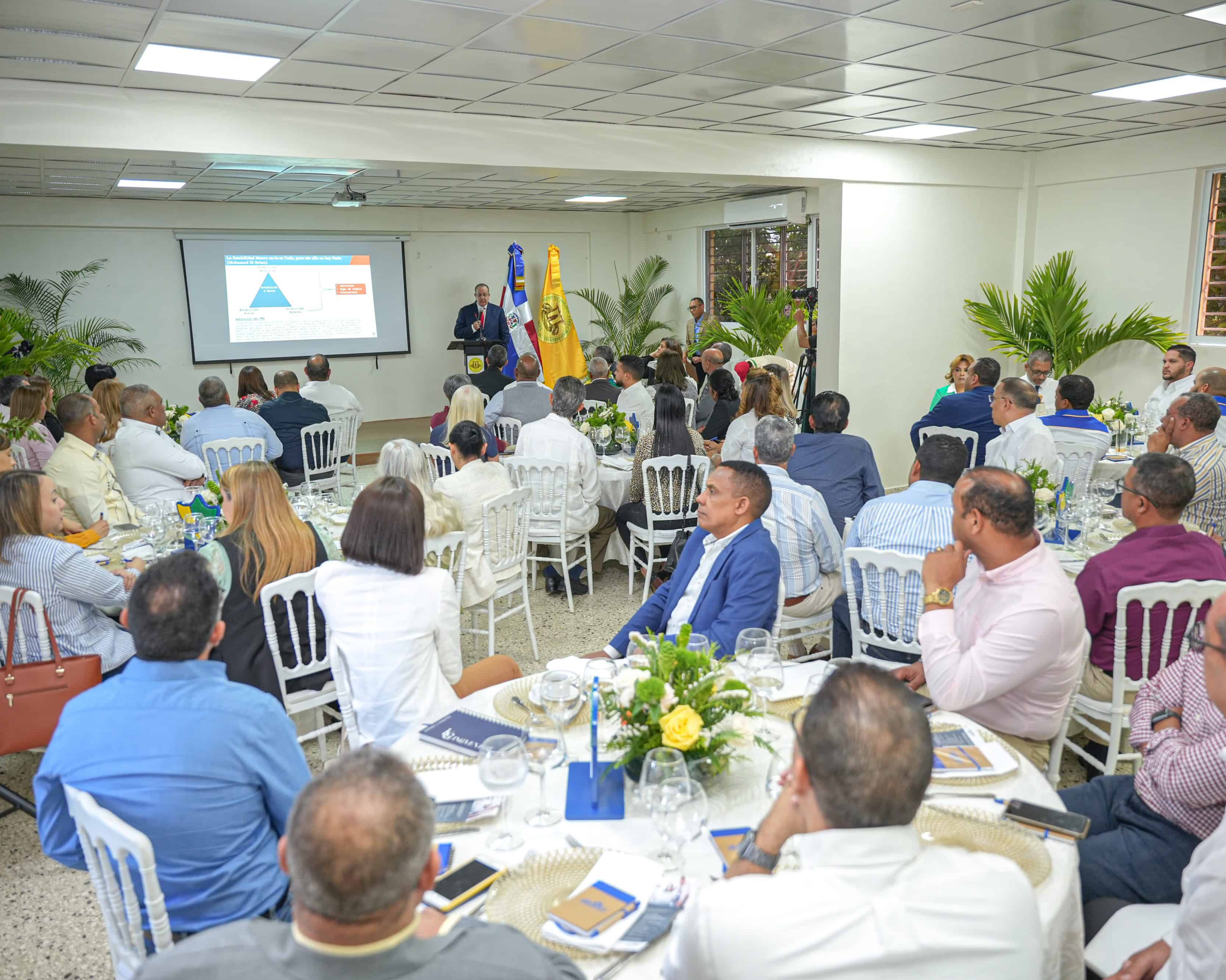 Publico, empresarios, comerciantes de la provincia Sánchez Ramírez.