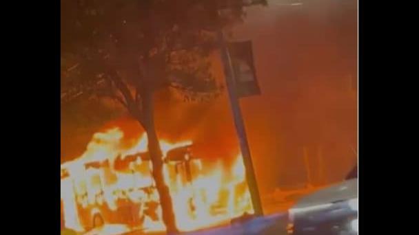 Se incendia un autobús de la Omsa en la avenida España