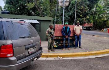 Cambiaron la gasolina por cigarrillos: descubren contrabando en tanque de combustible de una yipeta