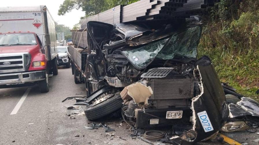 Aparatoso accidente en Loma Miranda paraliza el tránsito por la autopista Duarte