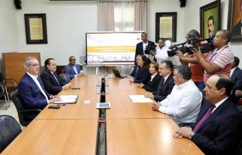 JCE presenta proyecto del cambio de cédula al presidente Luis Abinader