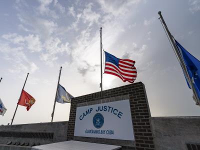 Juez rechaza ayuda a migrantes enviados a Guantánamo