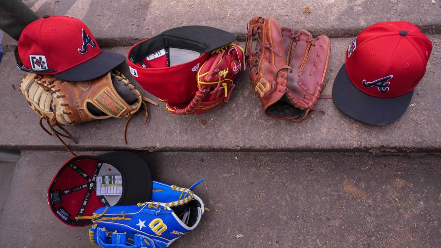Austin Riley abandona juego de los Bravos en la Liga de Toronjas al ser golpeado en la mano derecha