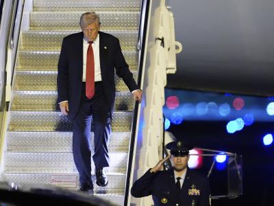 Tribunal permite a Trump mantener órdenes contra inclusión