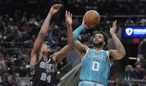 Hornets establecen un récord de franquicia con 26 triples en victoria 145-134 sobre los Spurs