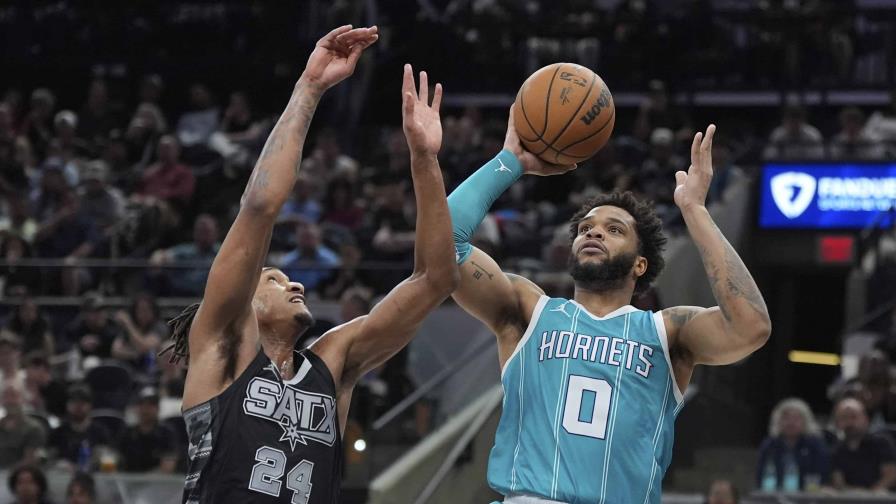 Hornets establecen un récord de franquicia con 26 triples en victoria 145-134 sobre los Spurs