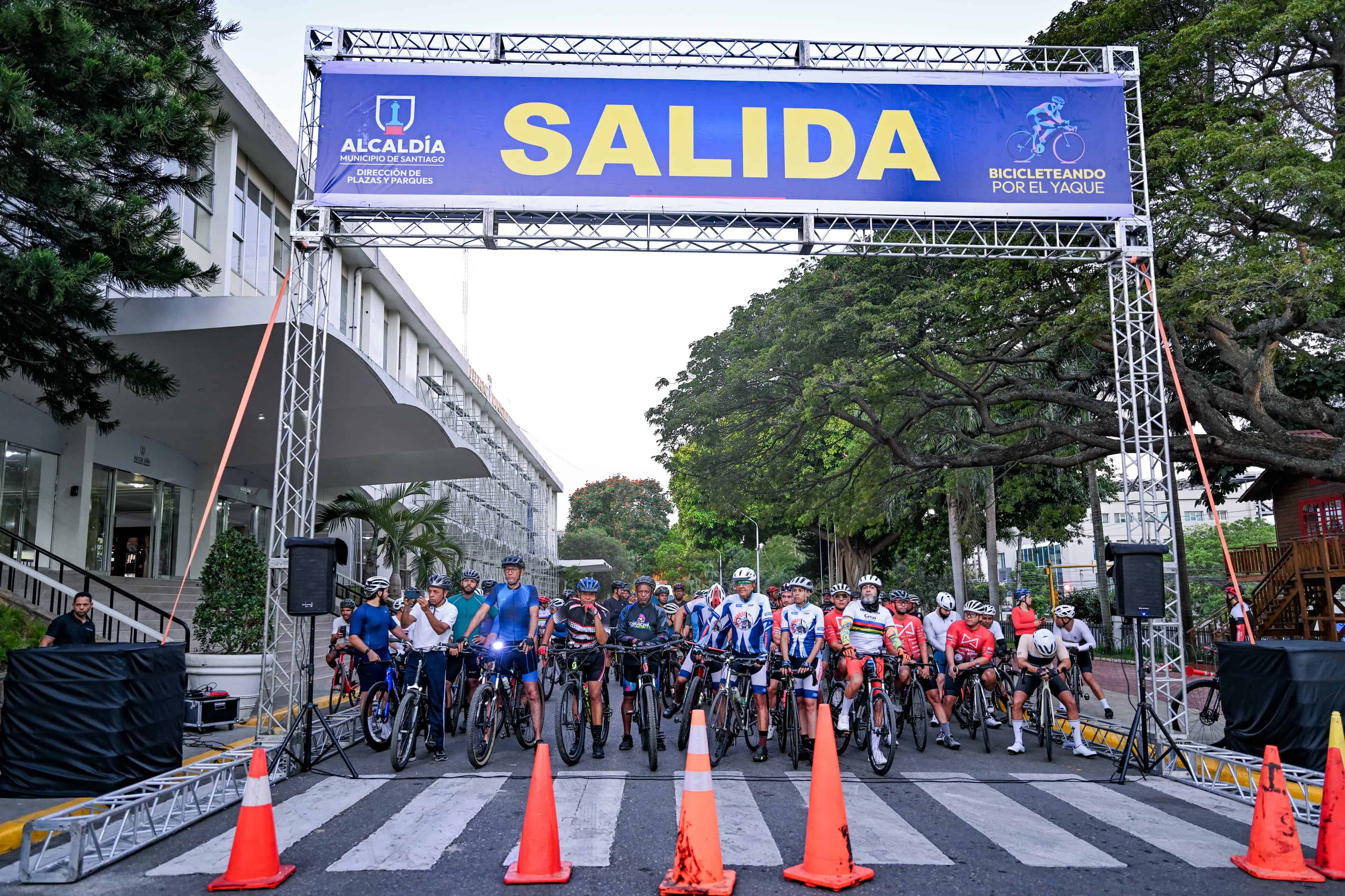 Ciclistas se preparan para recorrer la nueva ciclovía en el evento Bicicleteando por el Yaque.