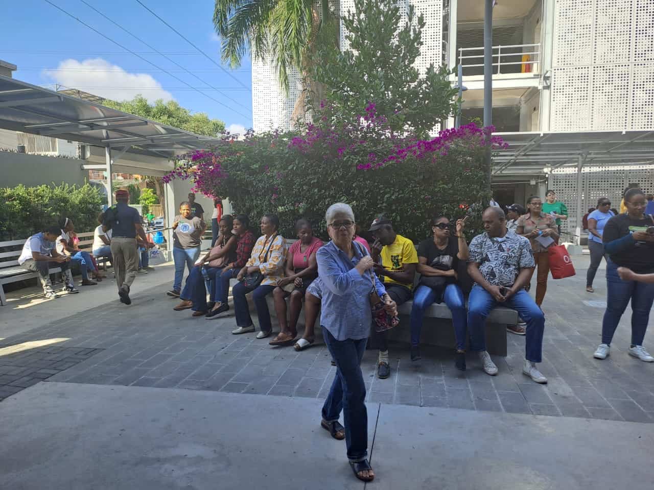 Una vez tomado su turno, las personas se sientan para esperar a ser llamados por los doctores y pasar a consulta.