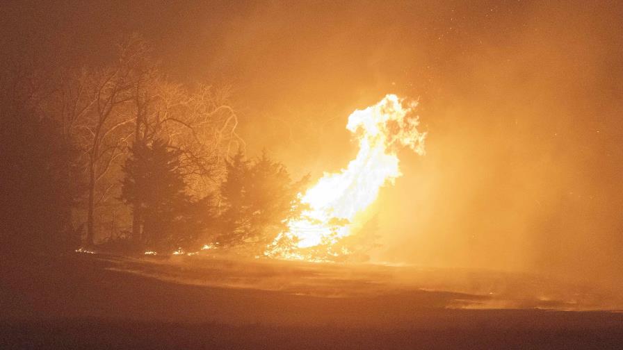 Tormenta provoca amenaza de tornados y fuego y causa al menos 5 muertes en EE. UU.