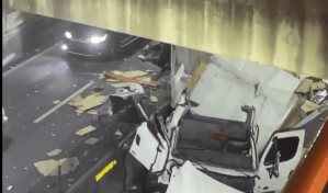 Dos heridos tras caída de camión en el túnel de la avenida 27 de Febrero