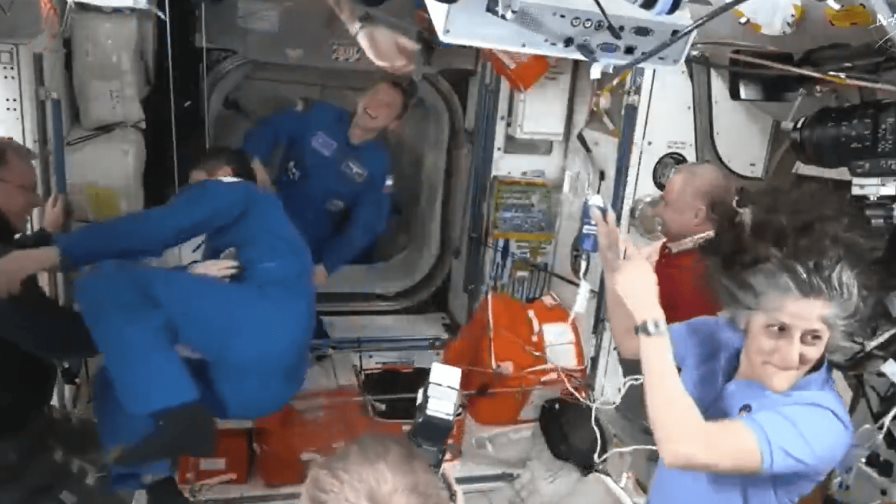 Misión enviada por SpaceX llega a los astronautas varados de la NASA desde hace nueve meses