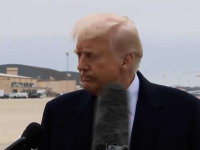 Periodista golpea accidentalmente a Trump con micrófono en entrevista