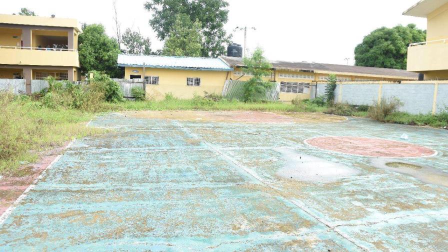 INEFI y Alcaldía de Monte Llano coordinarán intervención de cancha en centro educativo