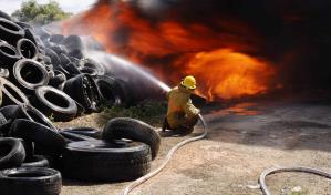 Incendio afecta depósito de neumáticos en Palmarejo Villa Linda