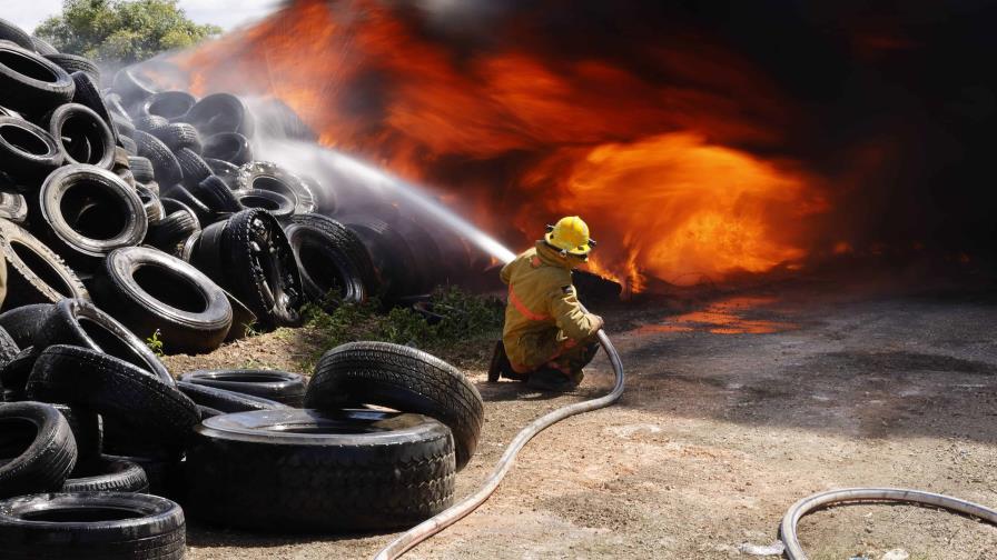 Incendio afecta depósito de neumáticos en Pantoja