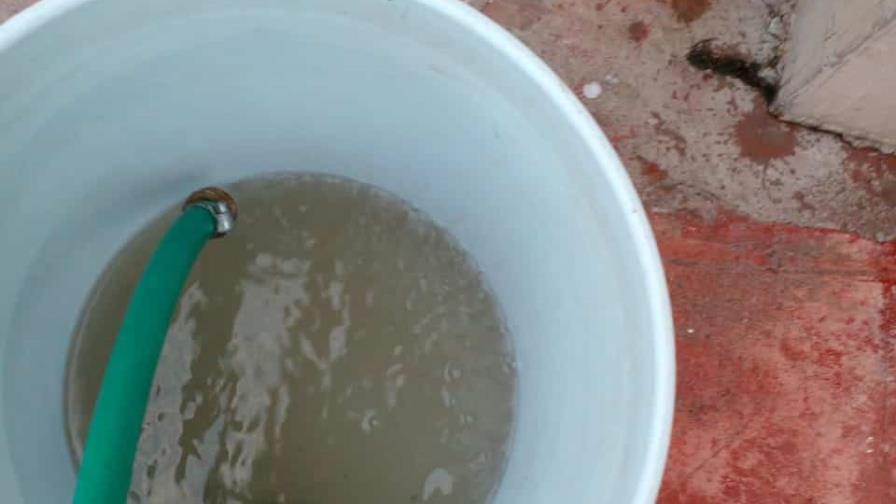 Comunitarios denuncian reciben agua contaminada en un sector de Santo Domingo Este