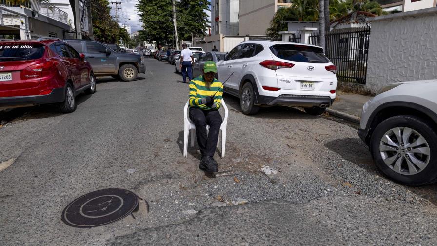 El mal estado de la calle Elvira de Mendoza empeora con el paso del tiempo