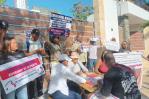 Querellantes en caso de estafa inmobiliaria instalan BBQ y picnic frente a casa de Emmanuel Rivera