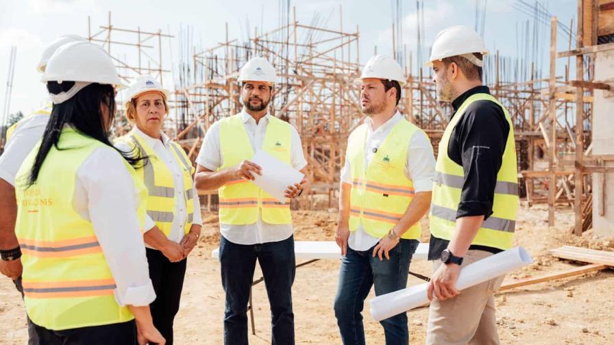 Ministro Carlos Bonilla recorre construcción de Hospital Traumatológico de San Cristóbal