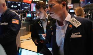 Wall Street abre sin entusiasmo, entre la Fed y la guerra comercial
