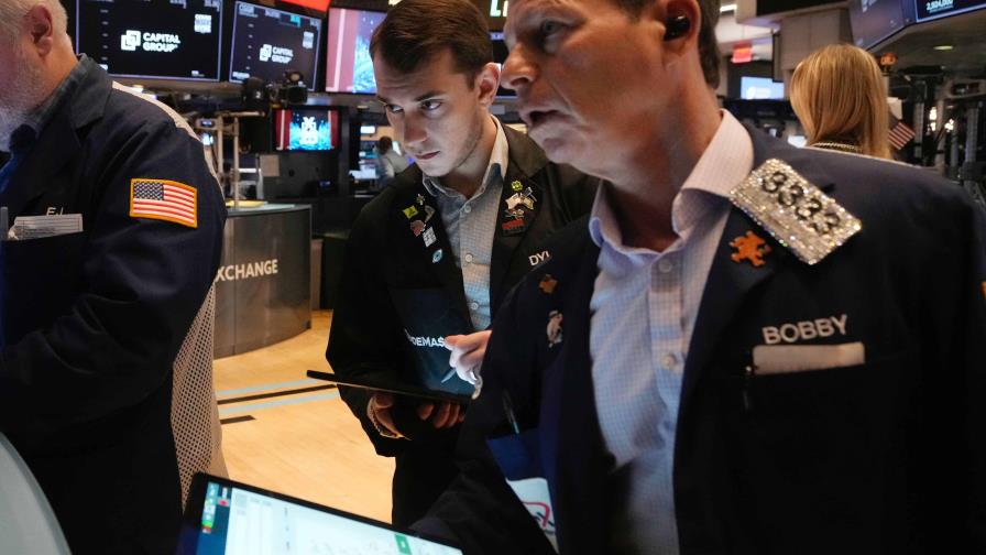 Wall Street abre sin entusiasmo, entre la Fed y la guerra comercial