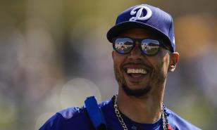 Mookie Betts regresa a EE. UU. para recuperarse y se perderá juegos en Japón