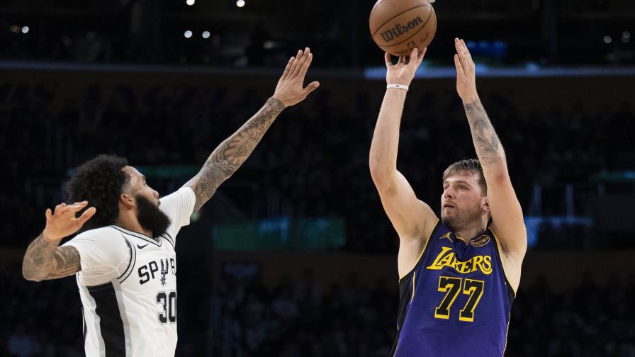 Reaves anota 30 y Doncic se queda cerca del triple-doble en victoria de Lakers sobre Spurs