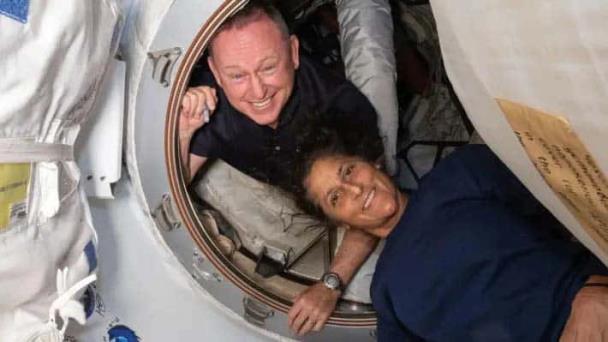 Tras nueve meses varados en la EEI, dos astronautas finalmente llegan a la Tierra