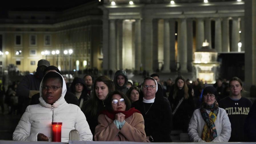 Vaticano informa que el papa no necesitó máscara de oxígeno la última noche