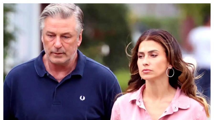 Video | La esposa del actor Alec Baldwin lo mandó a callar durante una entrevista en vivo