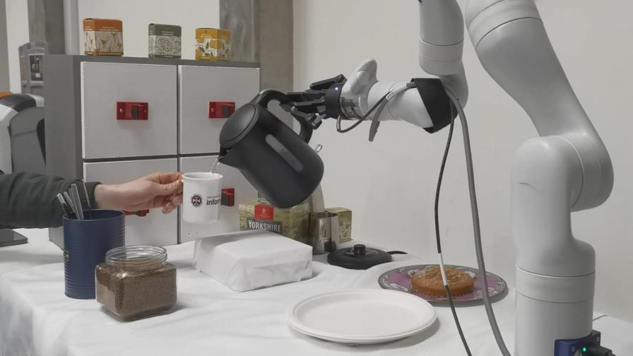 La inteligencia artificial no lee bien la hora, pero ya sabe hacer café, según científicos