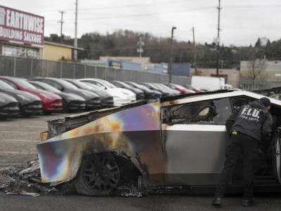 Aumentan los ataques violentos a concesionarios de Tesla