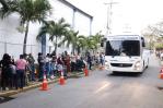 Familiares esperan desde temprano la llegada de deportados en el Centro Vacacional de Haina