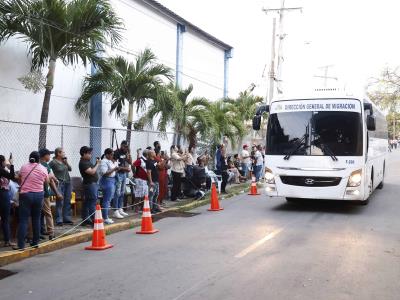 Esperan a los dominicanos deportados en el vacacional de Haina
