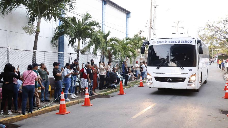 Esperan a los dominicanos deportados de en el vacacional de Haina ...