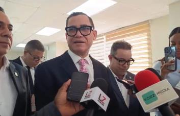 Ministro de Trabajo pide regulación de repartidores de Uber; dice no hay que temer por la cesantía