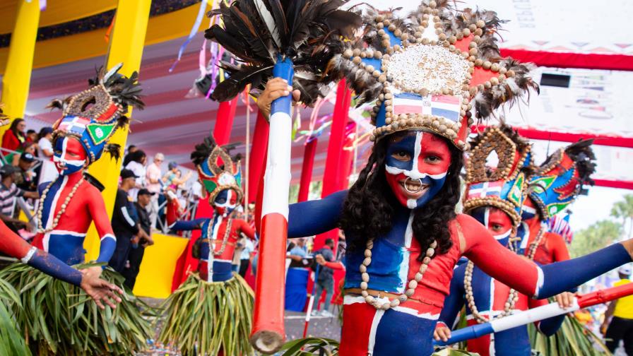 Santo Domingo se llena de ritmo y colores en el Desfile Nacional de Carnaval